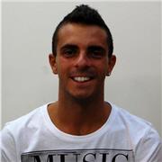 Ragazzo laureato in Lingue e Comunicazione alla IULM di Milano impartisce lezioni di inglese e spagnolo per principianti insegnando le cose basi per poter comunicare con chiunque.